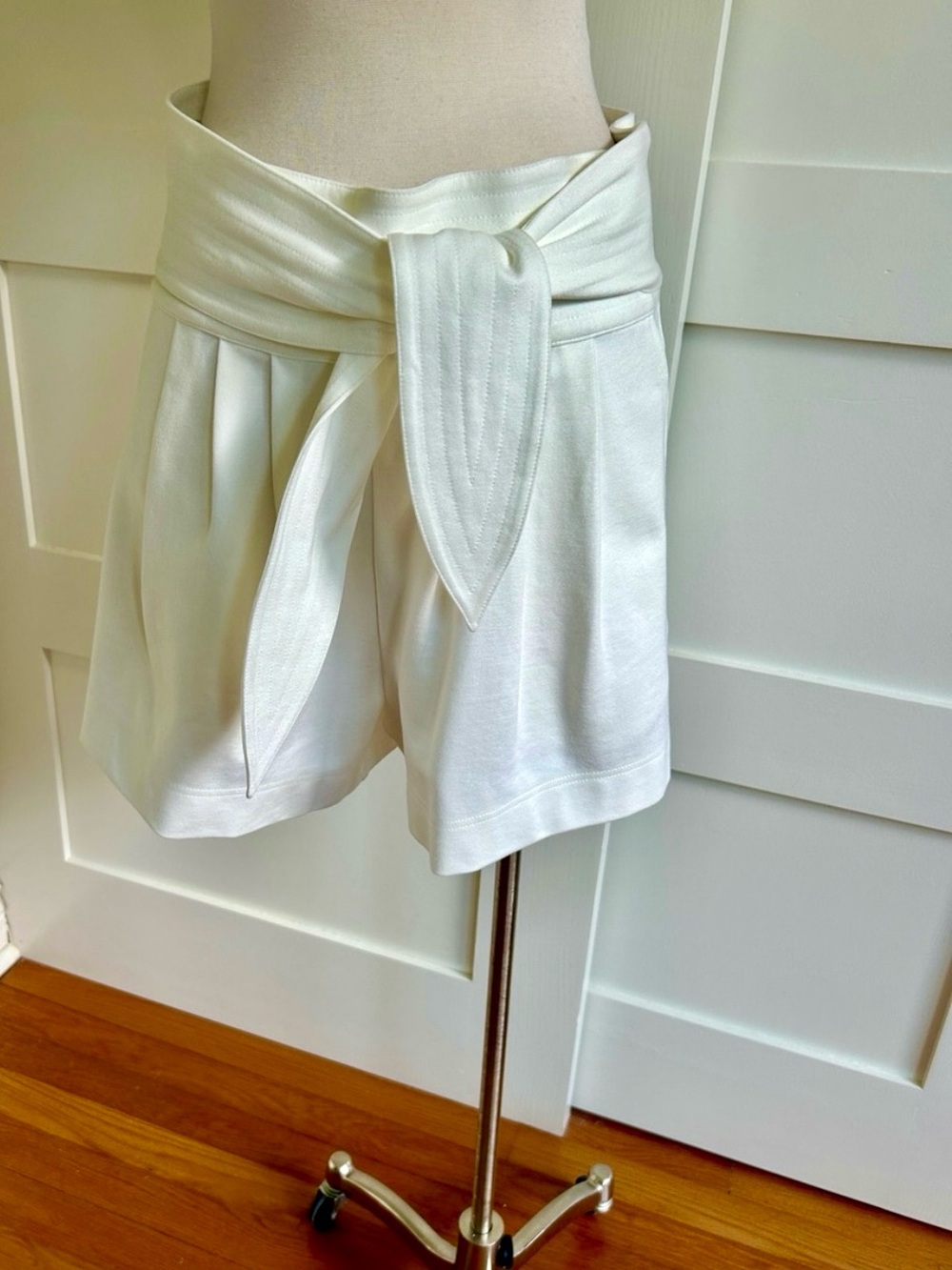 Marie Oliver-Emmitt Cream High-Waist Tie-Front Women’s Shorts - Picture 2 of 6